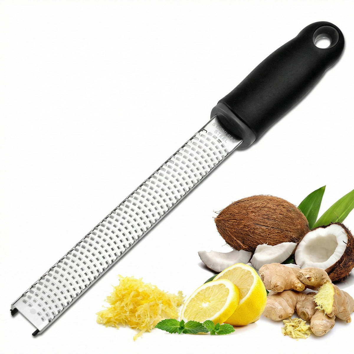 Răzătoarea lângă coajă de lămâie rasă, lămâie, nucă de cocos și ghimbir