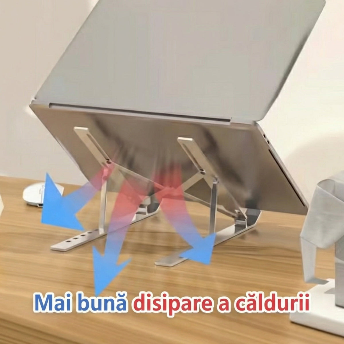 Laptop ridicat pe suportul argintiu, cu spațiu liber dedesubt