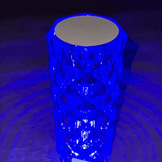 Lampă LED fațetată aprinsă în lumină albastră, văzută de sus