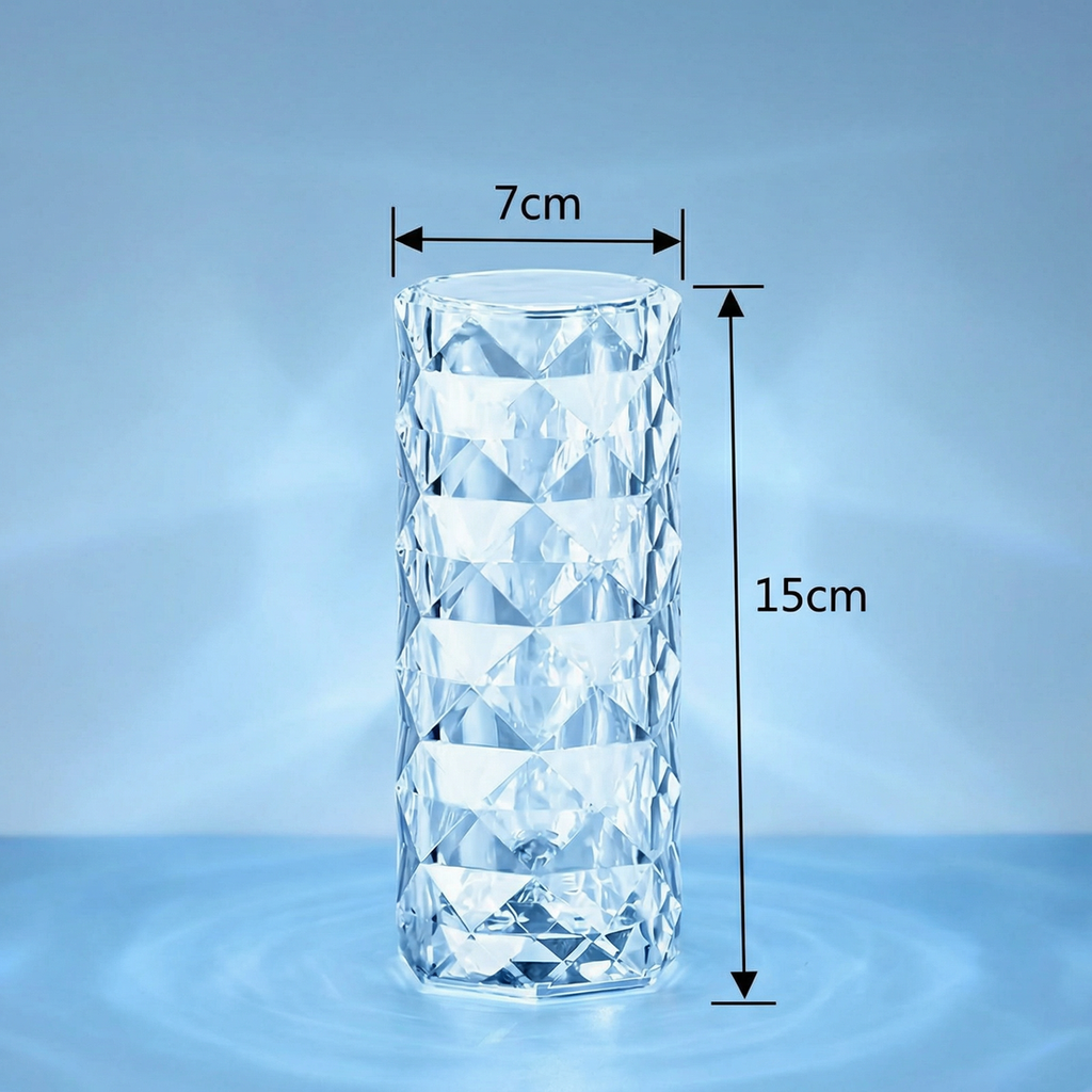 Lampă LED fațetată cu aspect de cristal, cu dimensiunile marcate: 7 cm diametru și 15 cm înălțime