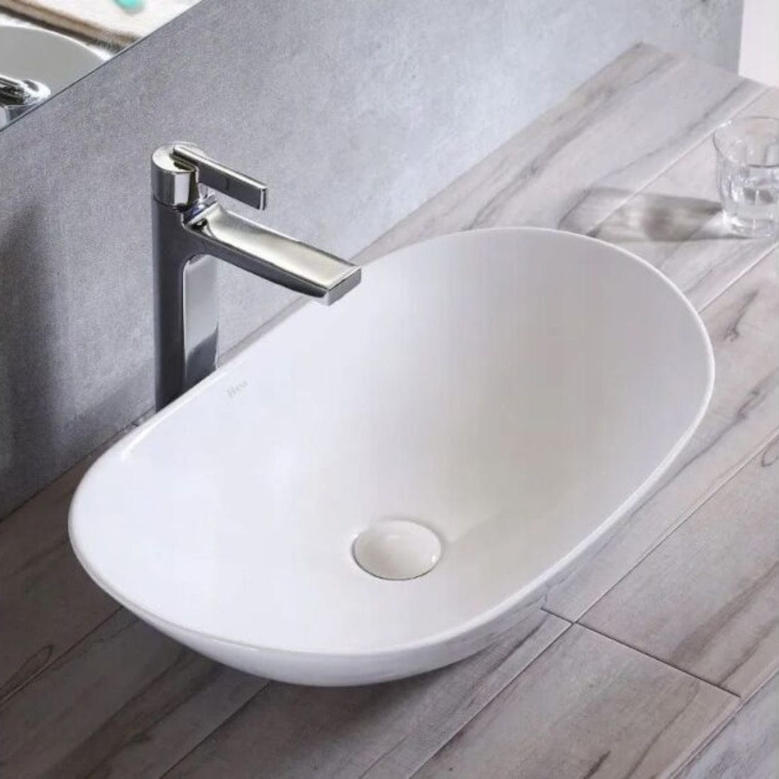 Lavoar compact pe blat, ceramică alb lucios, design modern și elegant