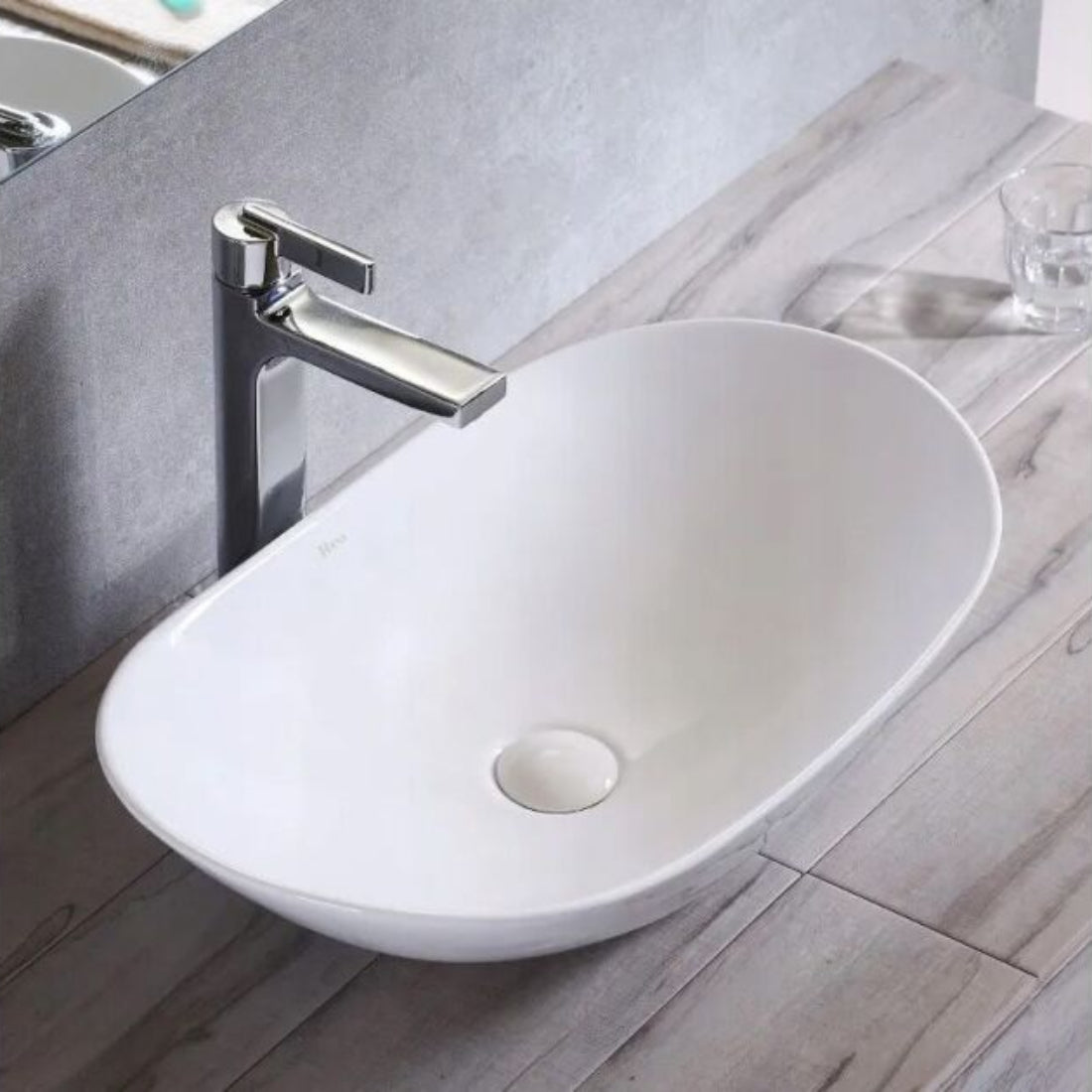 Lavoar compact pe blat, ceramică alb lucios, design modern și elegant