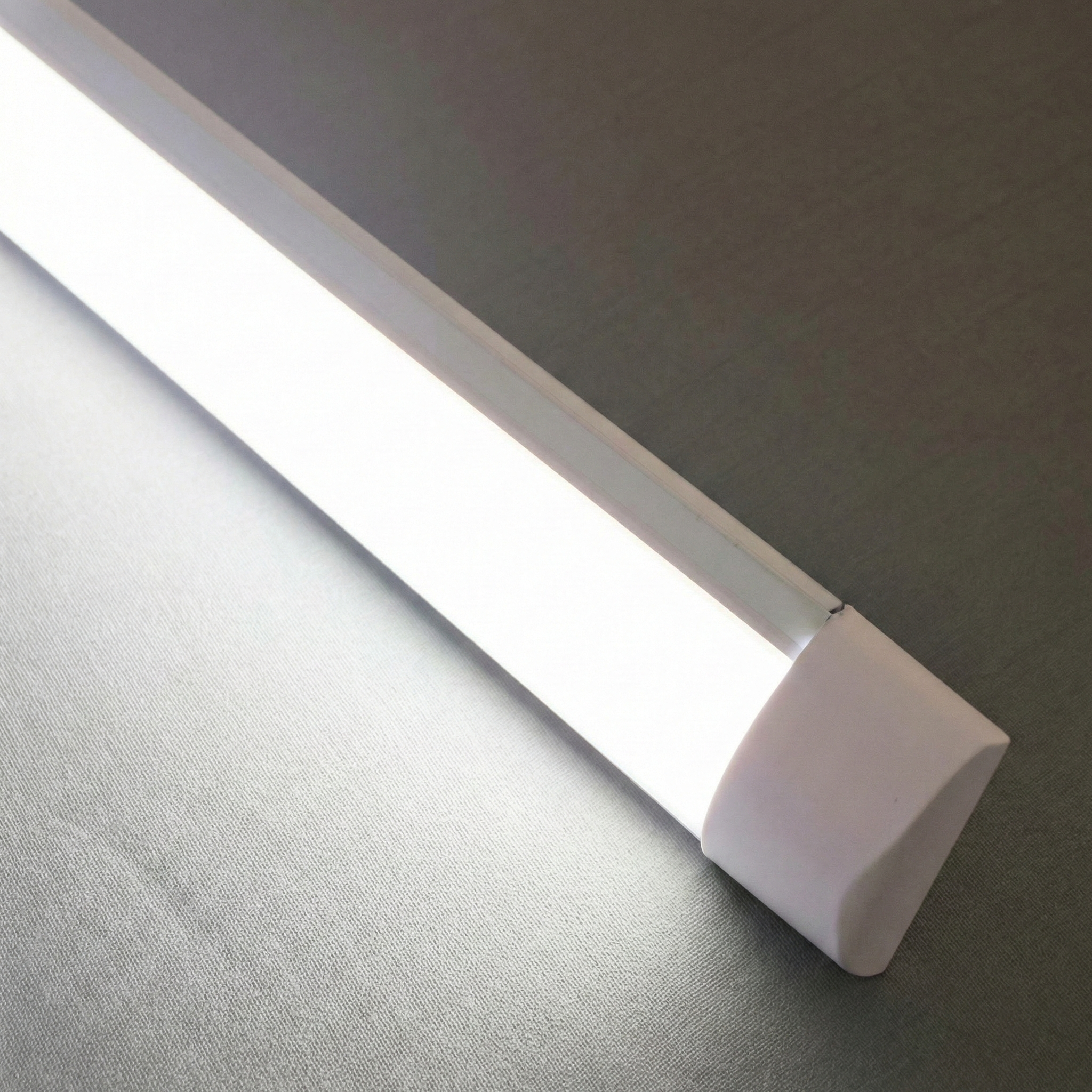 Corp iluminat LED liniar 18W 60cm, lumina alba, echivalent 120W, pentru interior