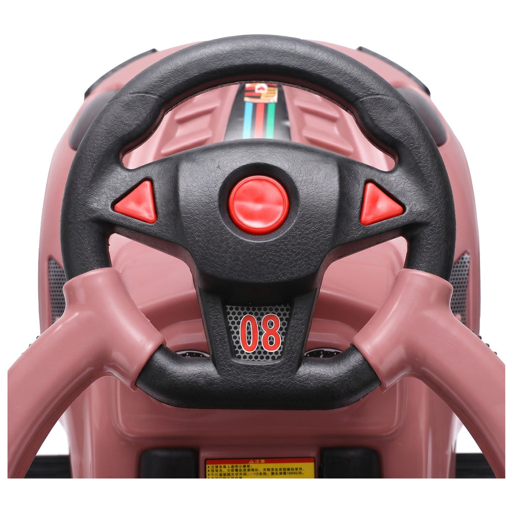 Prim-plan cu volanul mașinuței ride-on: un buton rotund roșu în centru și două butoane triunghiulare roșii pe spițe