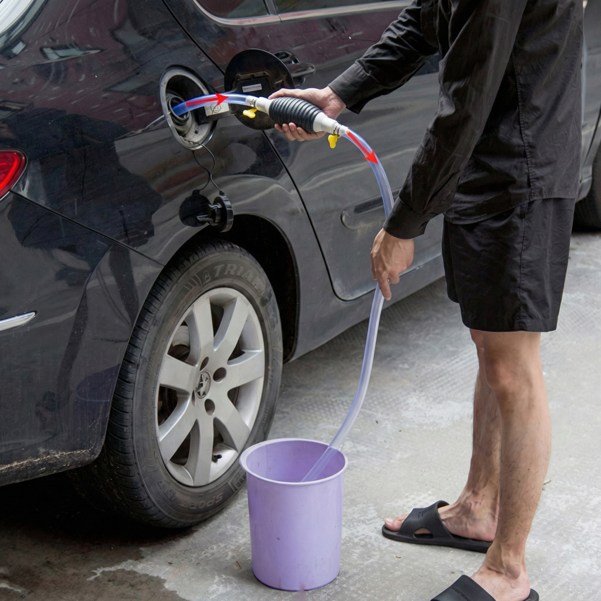 Pompa manuala pentru transfer lichide, cu furtun flexibil, pentru combustibil si apa